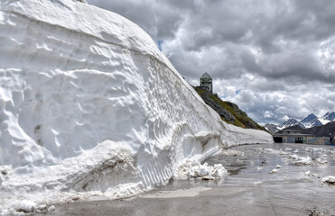 Parkplatz, Schneeschmelze, Schneewand, Großglockner, verschneit, zugeschneit, Schnee, Frühjahr, Straße, Weg, geräumt, unbenutzbar, schmelzen, Wasser, rinnen, Schden, Schneeschaden, Schneedruck, Metall