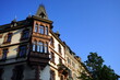 Prächtiges altes Eckhaus mit schöner alter Häuserzeile vor blauem Himmel im Sonnenschein an der Friedberger Landstraße im Nordend von Frankfurt am Main in Hessen