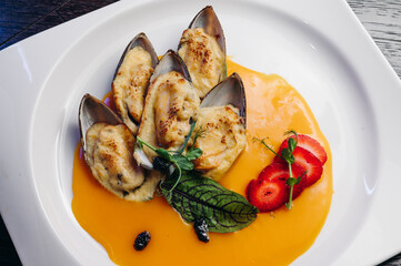 fresh mussel baked with cheese in sauce