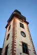 Kirchturm mit Turmuhr der barocken Johanniskirche im Licht der untergehenden Sonne im Sommer im Stadtteil Bornheim in Frankfurt am Main in Hessen