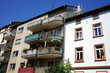 Schöne alte Wohnhäuser mit Sprossenfenster und buntem Balkongeländer im Sommer bei blauem Himmel und Sonnenschein im Nordend von Frankfurt am Main in Hessen