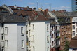 Altbauten mit ausgebauten Dächern, mit Dachgauben und Mansarden im Sommer bei blauem Himmel und Sonnenschein im Nordend von Frankfurt am Main in Hessen