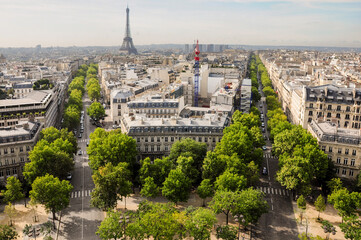 View of two tree-lined avenues leading to the Arc de Triomphe and all the urban movement that surrounds it