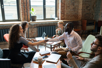Aufkleber - AFrican businessman shaking hand of young female colleague over workplace