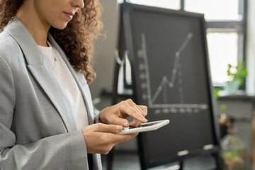 Aufkleber - Young elegant bvusinesswoman pointing at tablet display while preparing for presentation