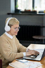 Aufkleber - Happy young businesswoman looking at laptop screen while analyzing financial data