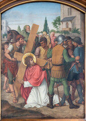Papier Peint - VIENNA, AUSTIRA - JUNI 17, 2021: The painting fresco Simon of Cyrene helps Jesus carry the cross as part of Cross way stations in church Marienkirche by redemptorist Maximilian Schmalzl from end of 1