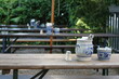 Rustikale alte Tische und Bänke im Sommer bei Sonnenschein im Garten einer Apfelwein Gaststätte an der Darmstädter Landstraße im Stadtteil Sachsenhausen in Frankfurt am Main in Hessen