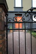 Hoftor aus Schmiedeeisen mit Zugang zur einer Villa mit Haustür in Orange im Stadtteil Sachsenhausen in Frankfurt am Main in Hessen