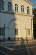 Schatten auf der Fassade eines alten pastellfarbenen Gebäude im Licht der Abendsonne am Affentorplatz im Stadtteil Sachsenhausen in Frankfurt am Main in Hessen