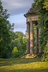 Leibniztempel im Georgengarten in Hannover am Morgen im ersten Sonnenlicht an einem schönen Tag im Sommer