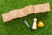野球選手｜「PLAYER」と書かれた積み木と人形と野球道具のおもちゃ