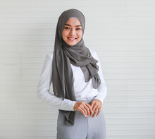 Portrait Of Cout Beautiful Muslim Woman Wearing Hijab Traditional Religious Cloth Posing With Friendly Looking To Camera With A Lovely Smile On White Background