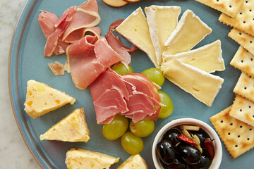 Poster - Set of crackers, ham, cheese and olives on a plate