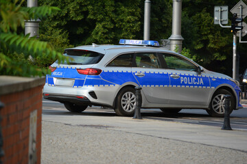 Wall Mural - Polska policja drogowa podczas pracy na drodze w mieście. Pojazdy policyjne. 