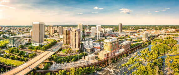 Fototapete - Aerial panorama of Richmond, Virginia, at sunset. Richmond is the capital city of the Commonwealth of Virginia. Manchester Bridge spans James River