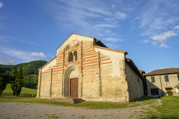 Fototapete - San Zaccaria, medieval church in Oltrepo Pavese, Italy