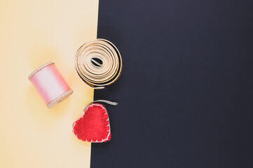 Poster - Closeup shot of sewing accessories on a black and yellow background