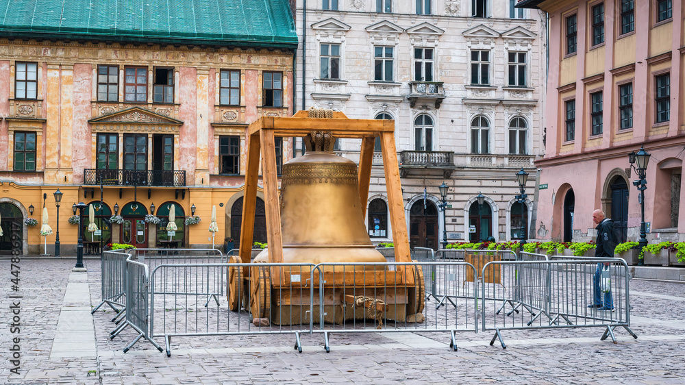 Replika Dzwonu Zygmunta na Małym Rynku w Krakowie - obrazy, fototapety, plakaty 