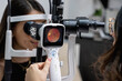 © STOCKEROcr - Doctora medico de la salud visual realizando un fondo de ojo con cámara retiniana