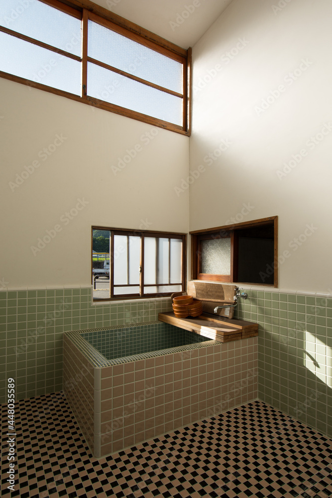 昭和を感じるレトロなタイルのお風呂 Stock Photo | Adobe Stock