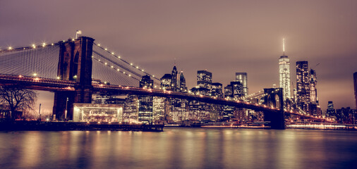 Fototapete - Brooklyn bridge at dusk, New York City.