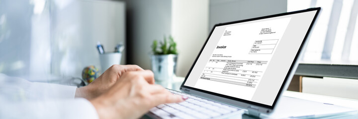 Aufkleber - Accountant Using Online E Invoice Software
