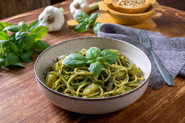 pasta con pesto tradizionale patate e fagiolini verdi