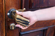 Дверная ручка в форме руки и рука человека