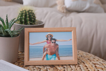 Poster - Framed photo of happy couple on wicker table in living room