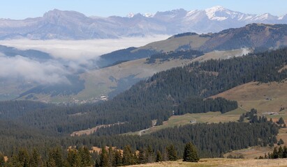 Massif montagneux vu du col du Joly en Savoie France	