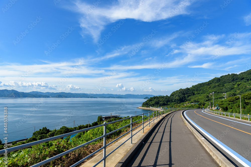 瀬戸内海の海岸風景、とびしま海道 豊島から本州方面を望む Stock