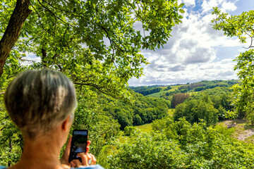 Sticker - Fotografieren vom Aussichtspunkt Hölderstein über das renaturierte Tal des Grenzbaches im Westerwald