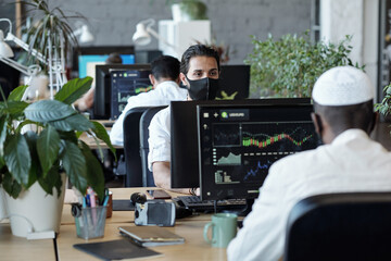 Aufkleber - Several Muslim businessmen working in the net in front of computers