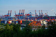 Hamburg Hafen Elbe Container Terminal Kräne Ladung Schiffe Rot Blau Panorama Elbchaussee Technik Logistik Welthandel Globalisierung Transport Austausch Aussicht Transport Fluss Nordsee Stapel 