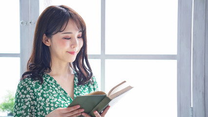 Aufkleber - 部屋で本を読む女性