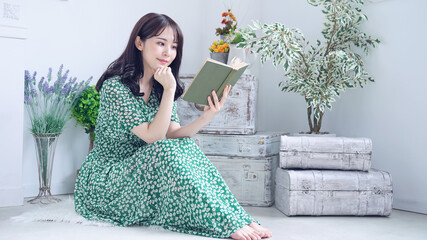 Aufkleber - 部屋で本を読む女性