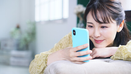 Poster - 部屋でスマホを見る女性