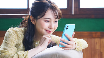 Poster - 部屋でスマホを見る女性