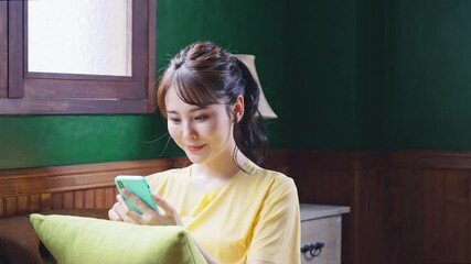 Poster - 部屋でスマホを見る女性　スローモーション