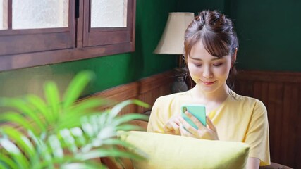 Poster - 部屋でスマホを見る女性　スローモーション