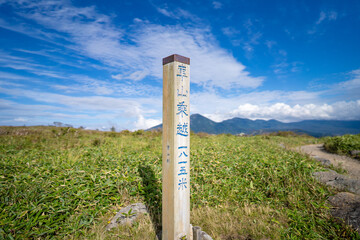 Wall Mural - 長野県諏訪市の霧ヶ峰を登山している風景 A view of climbing Kirigamine Peak in Suwa City, Nagano Prefecture.