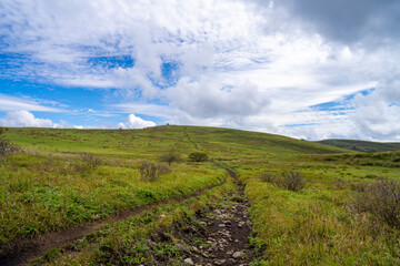 長野県諏訪市の霧ヶ峰を登山している風景 A view of climbing Kirigamine Peak in Suwa City, Nagano Prefecture.