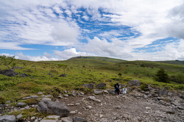 長野県諏訪市の霧ヶ峰で女性が登山している風景 A woman climbing a mountain in Kirigamine, Suwa City, Nagano Prefecture.