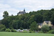 Ansicht von Schloss Oranienstein und darunter liegendem Campingplatz aus Aull, über die Lahn hinweg