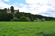Ansicht von Schloss Oranienstein aus Aull mit den Wiesen an der Lahn