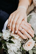 Braut  und Bräutigam legen die Hände übereinander Nahaufnahme 