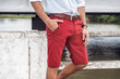Moda męska, krótkie spodnie czerwone, bordowe, zdjęcie baner na reklamę.