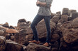 © insomniafoto - Męskie spodnie jeans niebieskie na modelu na naturalnym tle, zdjęcie reklamowe na baner.