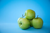 Fototapeta Kuchnia - green apples on blue background